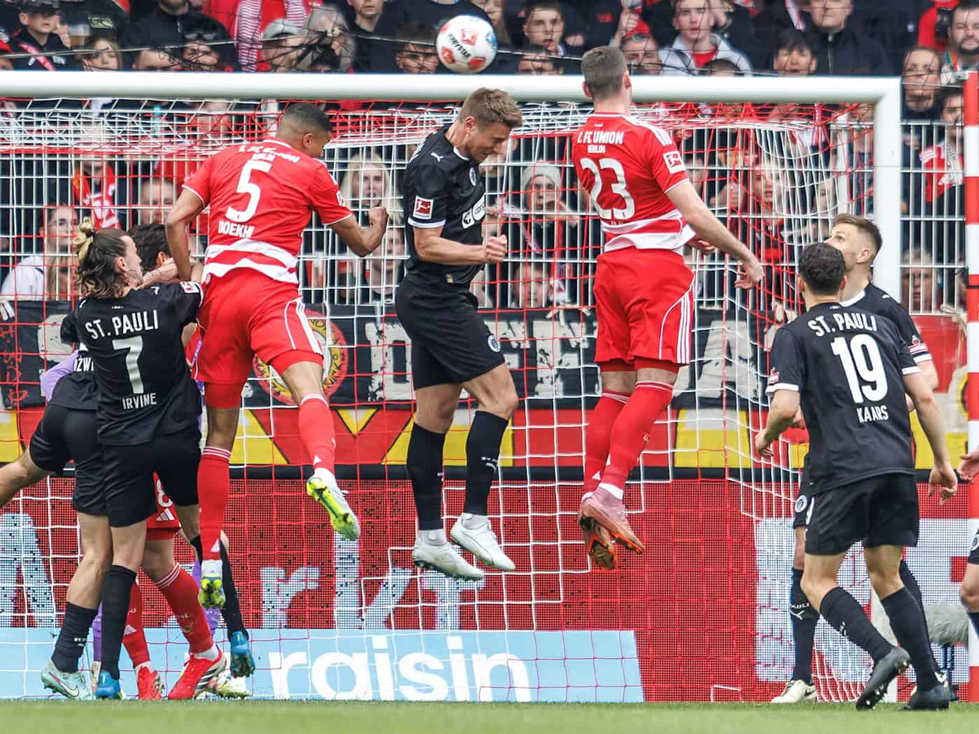 Ilic (M) traf endlich an der Alten Försterei. / Foto: Andreas Gora/dpa