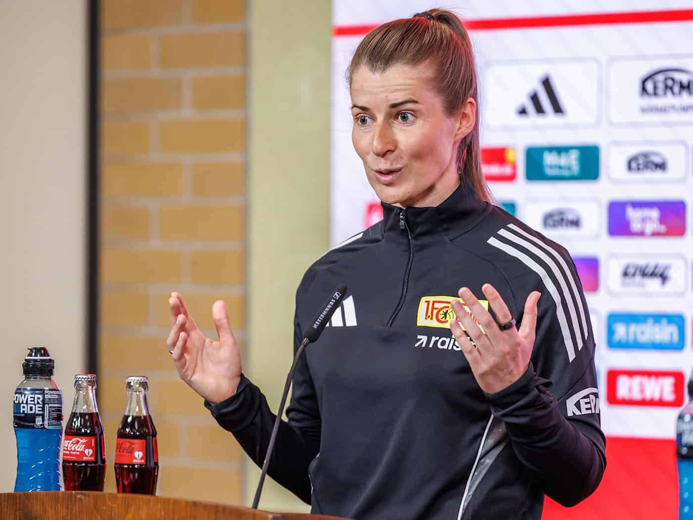 Trainerin Marie-Louise Eta steht mit Union Berlin vor einem wegweisenden Spiel. (Archivbild) / Foto: Andreas Gora/dpa