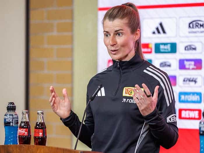 Trainerin Marie-Louise Eta steht mit Union Berlin vor einem wegweisenden Spiel. (Archivbild) / Foto: Andreas Gora/dpa
