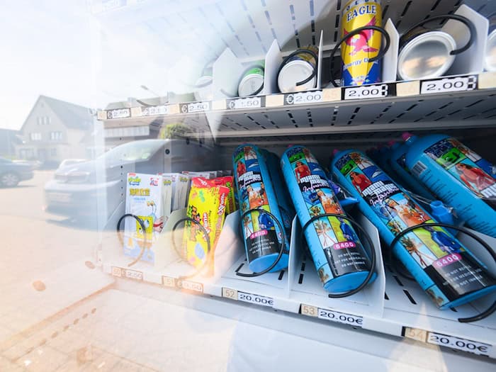 Die Berliner Polizei hat mehr als 400 Flaschen mit Lachgas beschlagnahmt. (Symbolbild) / Foto: Julian Stratenschulte/dpa