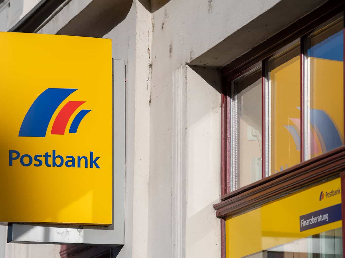 Die Postbank wird am Donnerstag und Samstag in Berlin und Brandenburg bestreikt - geschlossene Filialen könnten die Folge sein. (Archivbild) / Foto: Monika Skolimowska/dpa-Zentralbild/dpa