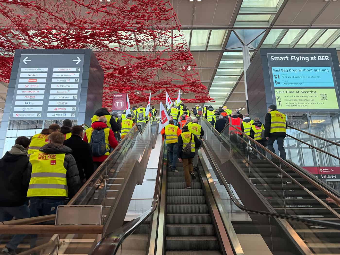 Infolge eines Warnstreiks im Tarifkonflikt mit der BER-Betreibergesellschaft kam der Flugbetrieb Mitte März für einen Tag vollständig zum Erliegen. (Archivbild) / Foto: Anabel Giesbert/dpa
