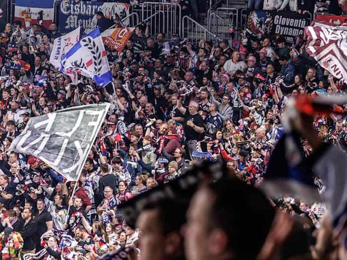 Vermummte Berliner Eishockeyfans überfallen Bus von Kölnern