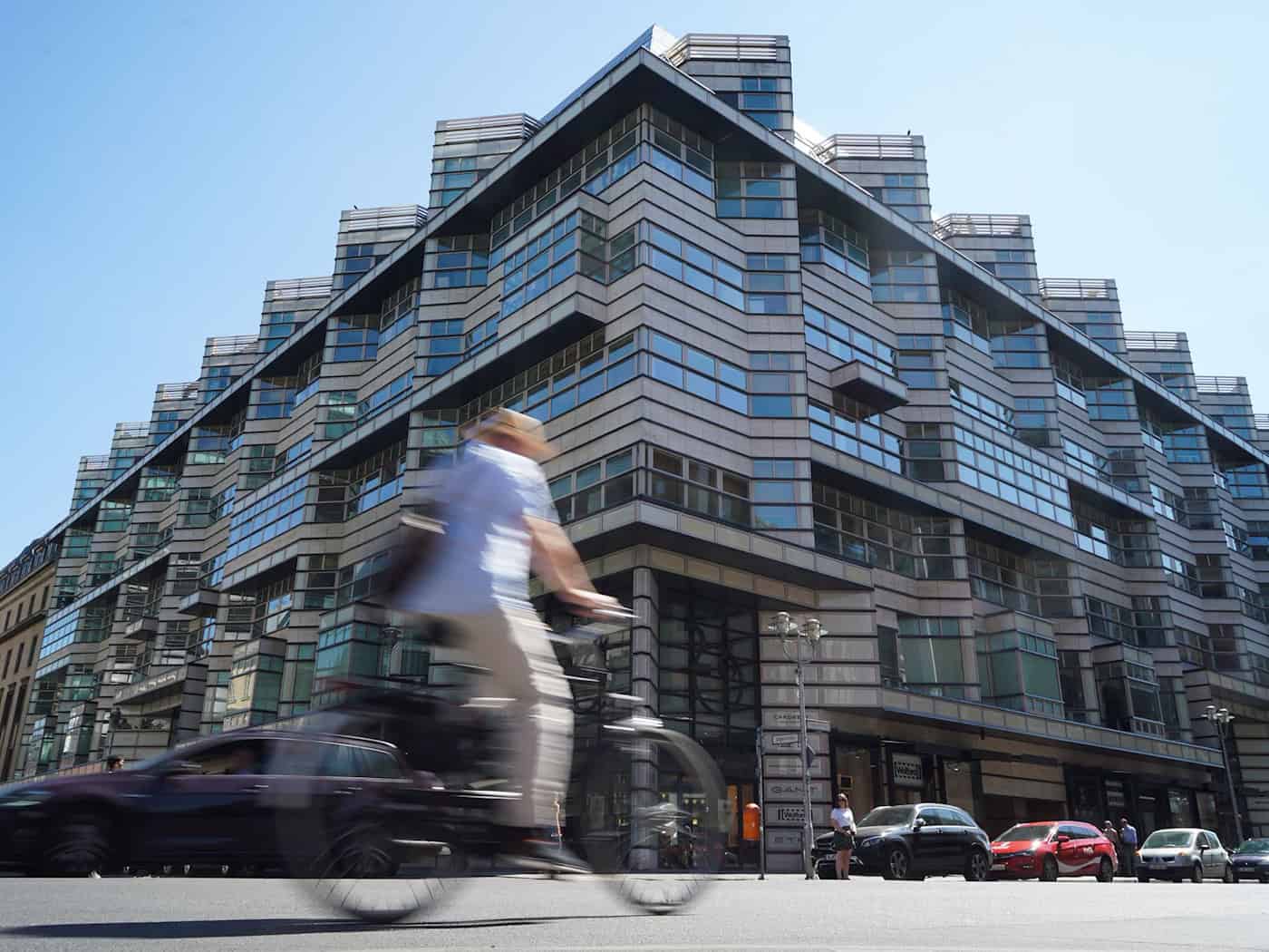 Die Versteigerung der seit Jahren leerstehenden Immobilie Quartier 206 in der Friedrichstraße gestaltet sich schwierig. (Archivbild) / Foto: Jörg Carstensen/dpa