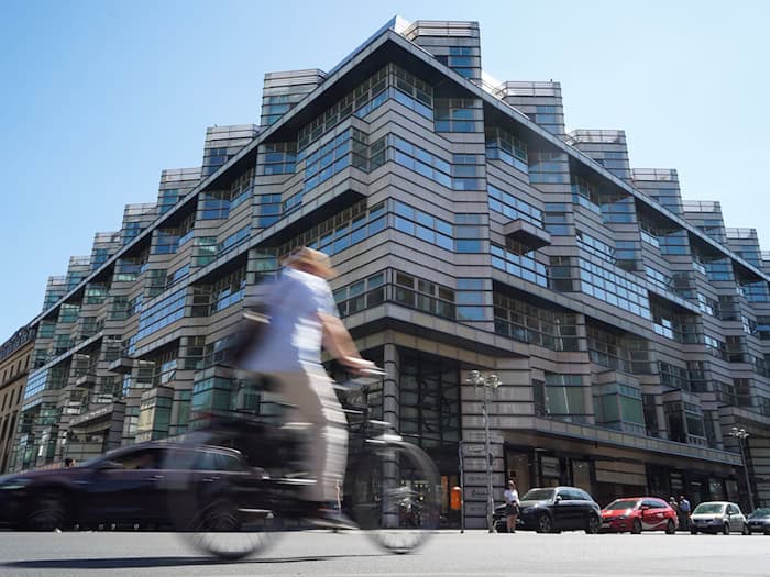 Die Versteigerung der seit Jahren leerstehenden Immobilie Quartier 206 in der Friedrichstraße gestaltet sich schwierig. (Archivbild) / Foto: Jörg Carstensen/dpa