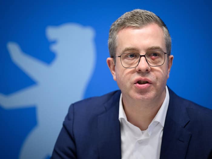 Finanzsenator Stefan Evers (CDU) sieht die Verwaltungsreform auf einem guten Weg. (Archivbild)  / Foto: Bernd von Jutrczenka/dpa