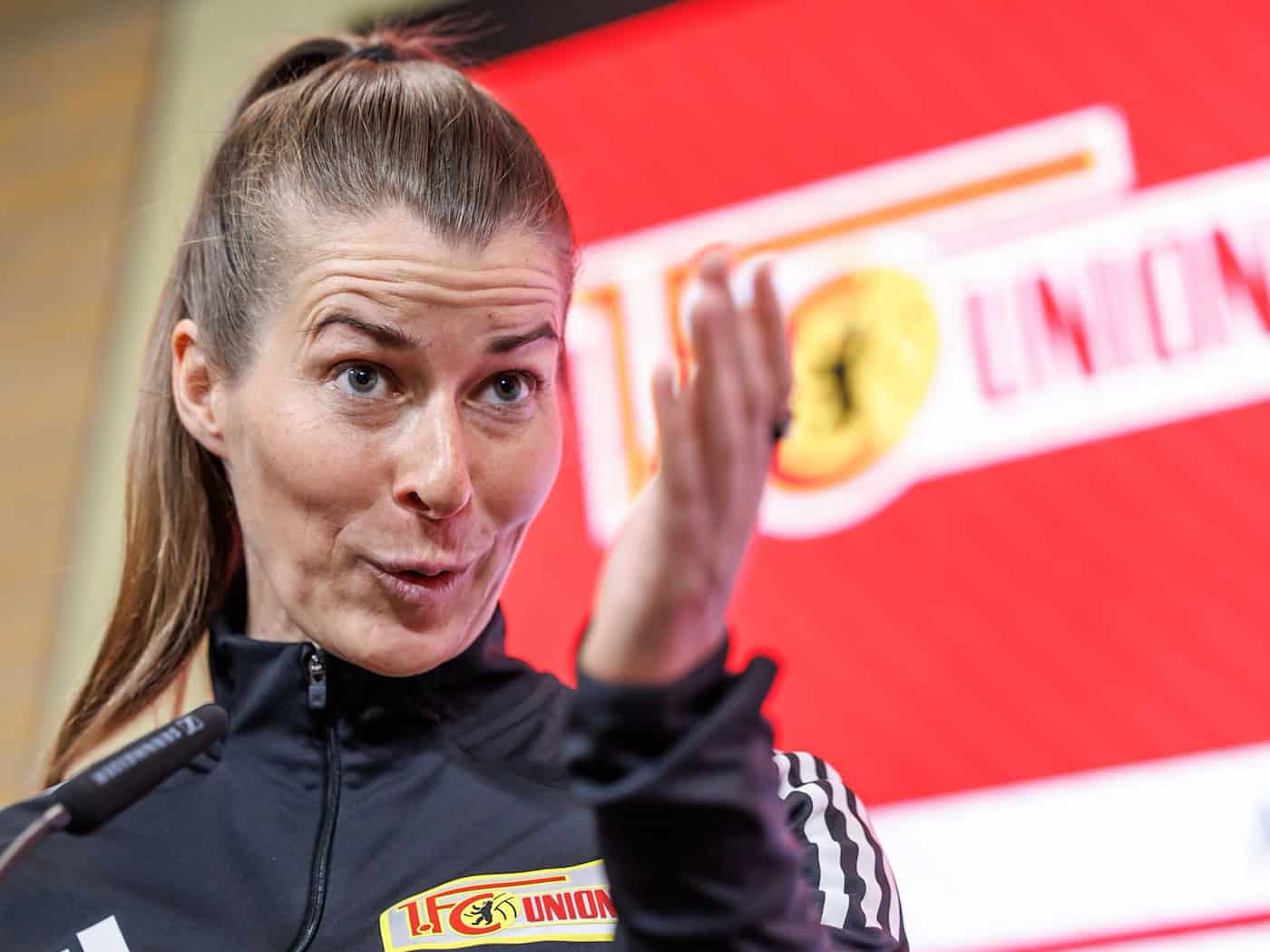 Eta ist die erste Cheftrainerin bei einem deutschen Männer-Bundesligisten. / Foto: Andreas Gora/dpa