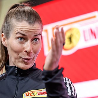 Eta ist die erste Cheftrainerin bei einem deutschen Männer-Bundesligisten. / Foto: Andreas Gora/dpa