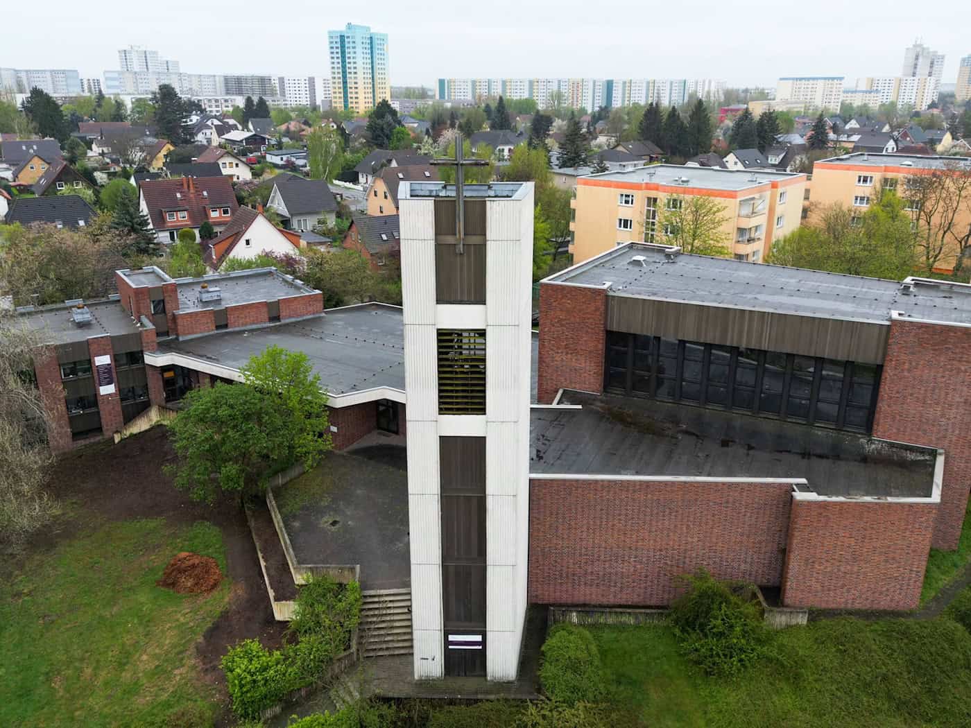 In Marzahn steht eine der drei Kirchen, die neu in die Berliner Denkmalliste aufgenommen wurden.  / Foto: Sebastian Christoph Gollnow/dpa