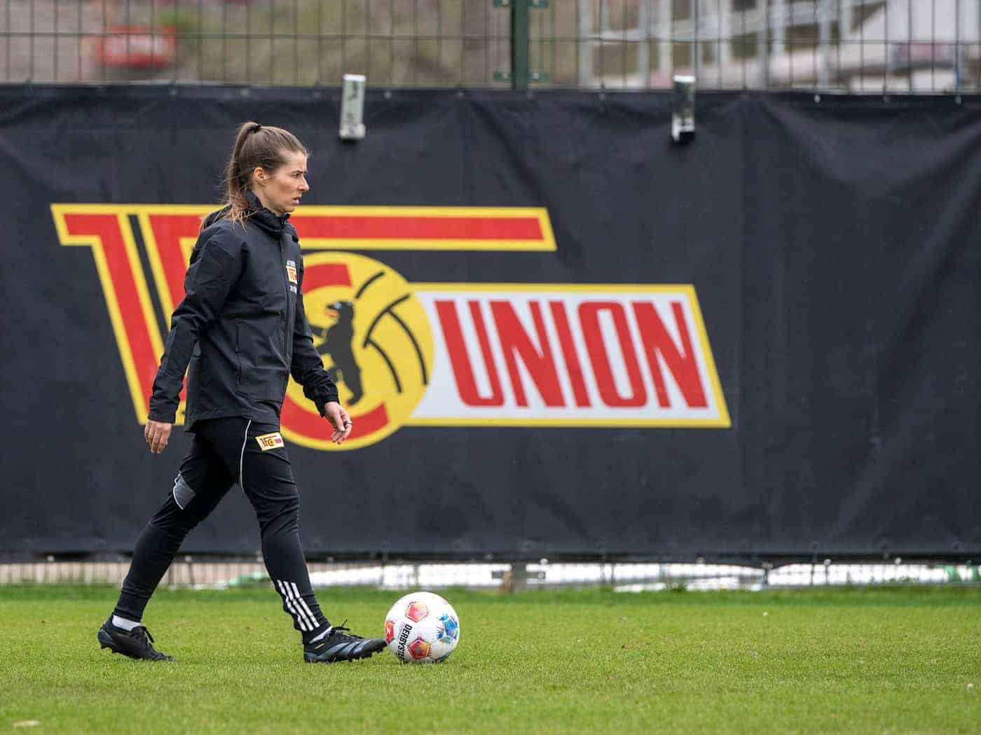 Die neue Cheftrainerin Marie-Louise Eta leitete erstmals das Training bei Bundesligist 1. FC Union Berlin. / Foto: Matthias Koch/dpa