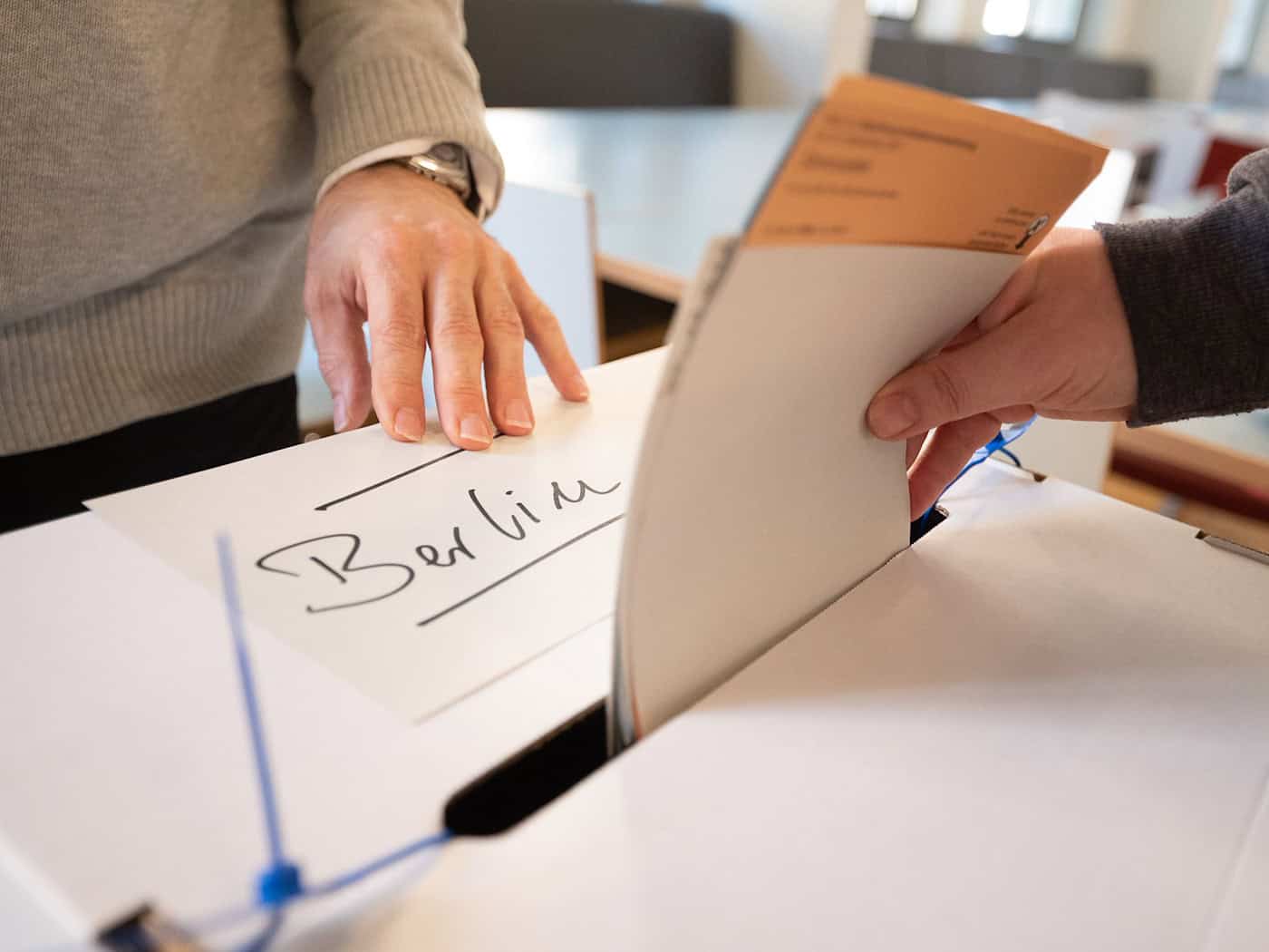 Es fehlen noch etwa 9.000 Wahlhelfer. (Symbolbild) / Foto: Sebastian Gollnow/dpa