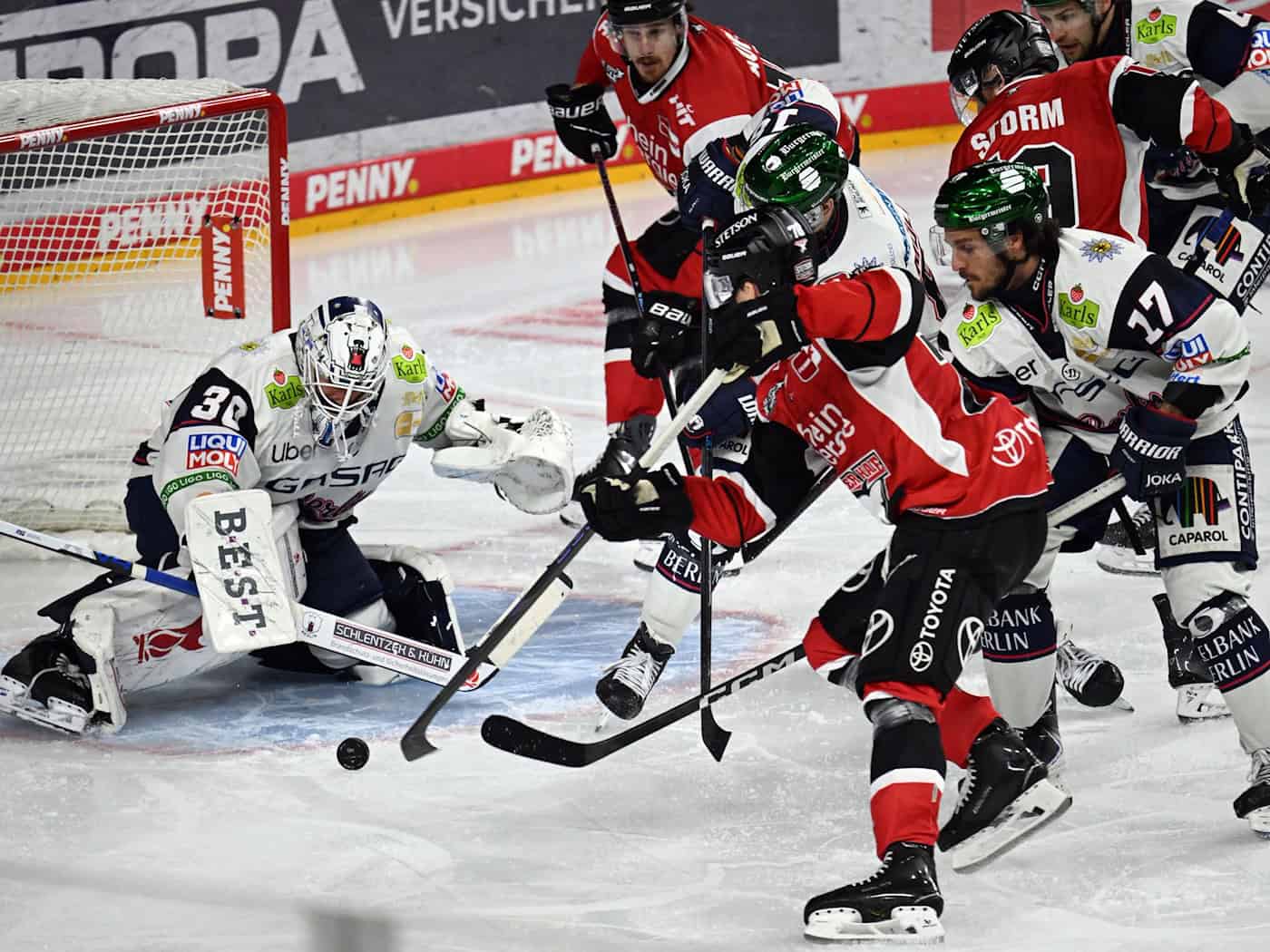 Für Keeper Jake Hildebrand ist die Saison beendet. (Archivbild) / Foto: Federico Gambarini/dpa