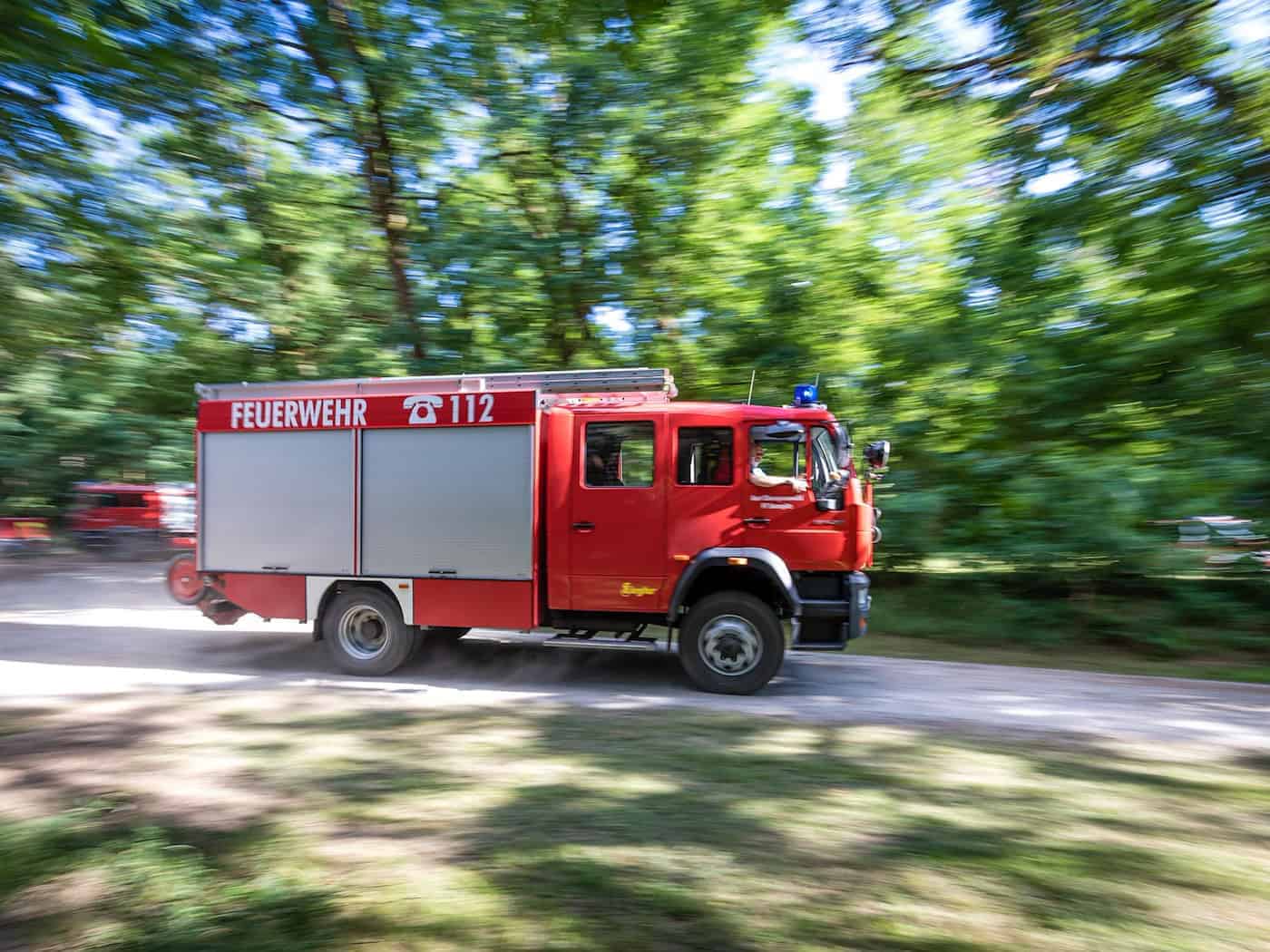 Jedes Jahr rücken Feuerwehren in Brandenburg wegen Waldbränden aus. (Archivbild)  / Foto: Frank Hammerschmidt/dpa