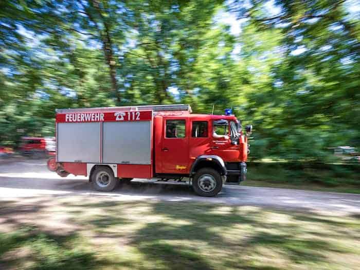 Jedes Jahr rücken Feuerwehren in Brandenburg wegen Waldbränden aus. (Archivbild)  / Foto: Frank Hammerschmidt/dpa