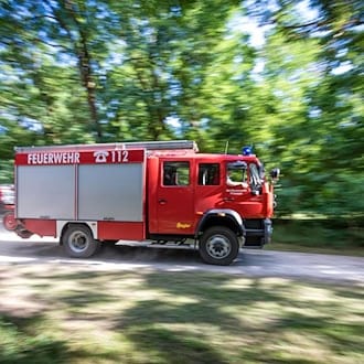 Jedes Jahr rücken Feuerwehren in Brandenburg wegen Waldbränden aus. (Archivbild)  / Foto: Frank Hammerschmidt/dpa