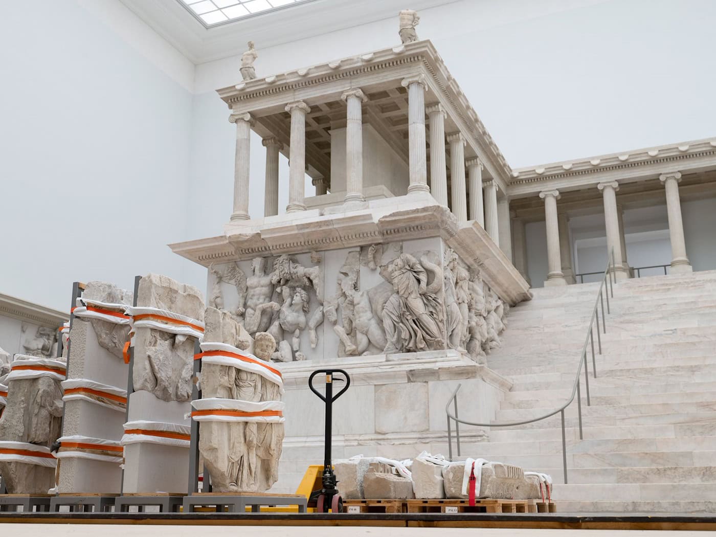 Derzeit für Besucher geschlossen: der berühmte Pergamonaltar. (Archivbild) / Foto: Markus Lenhardt/dpa