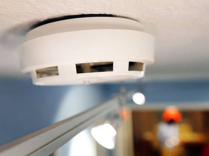 In allen Bundesländern gilt eine Rauchmelderpflicht für Häuser und Wohnungen. (Symbolbild) / Foto: Martin Gerten/dpa