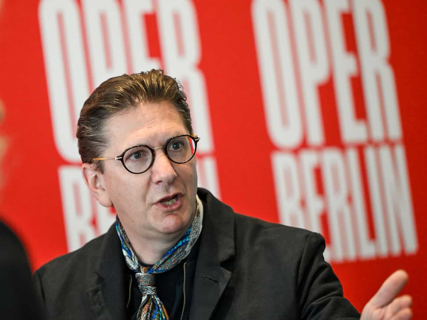 Aviel Cahn hat die Pläne für seine erste Spielzeit vorgestellt.  / Foto: Jens Kalaene/dpa