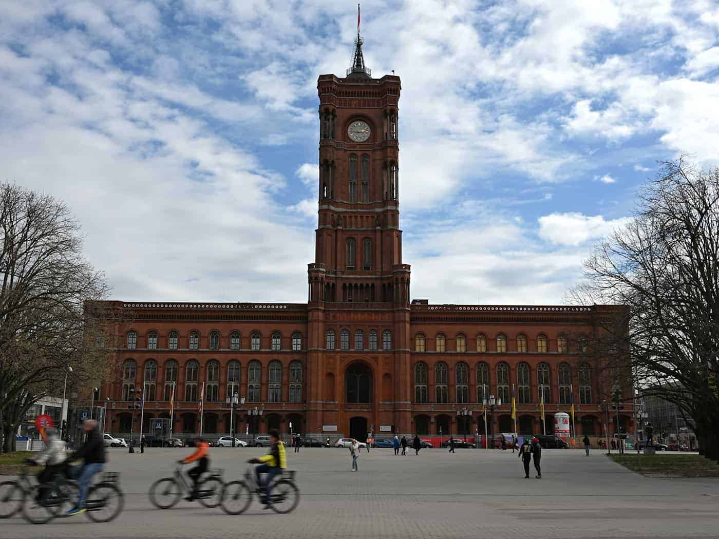 Berlins Regierender Bürgermeister Kai Wegner (CDU) lädt ins Rote Rathaus ein. (Archivbild)  / Foto: Michael Brandt/dpa