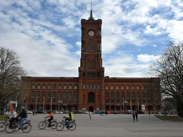 Berlins Regierender Bürgermeister Kai Wegner (CDU) lädt ins Rote Rathaus ein. (Archivbild)  / Foto: Michael Brandt/dpa
