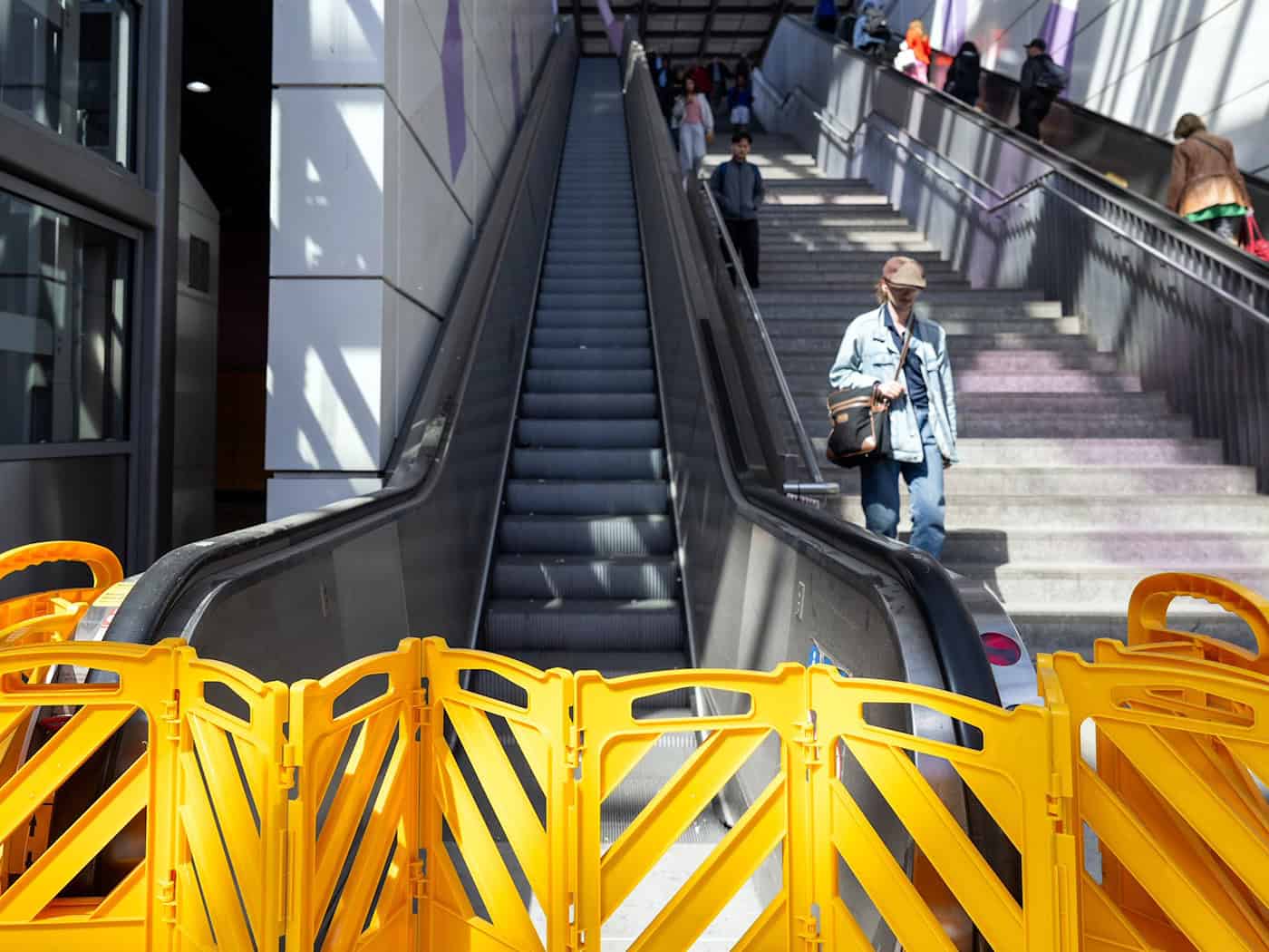 Am Bahnhof Südkreuz stehen einige Rolltreppen weiterhin still. / Foto: Soeren Stache/dpa