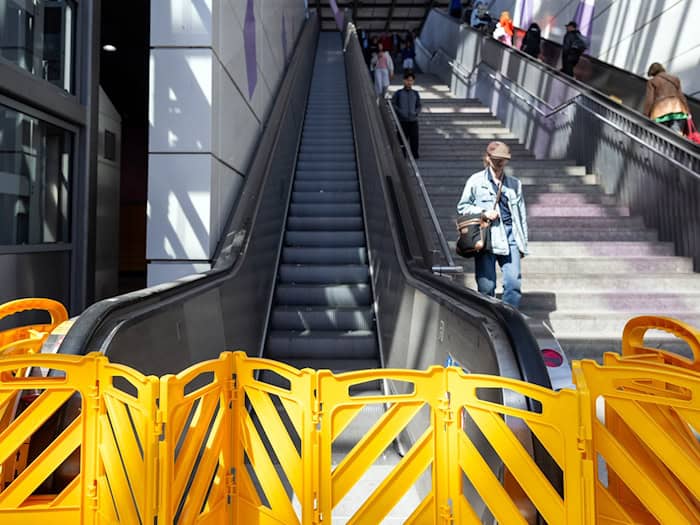 Am Bahnhof Südkreuz stehen einige Rolltreppen weiterhin still. / Foto: Soeren Stache/dpa