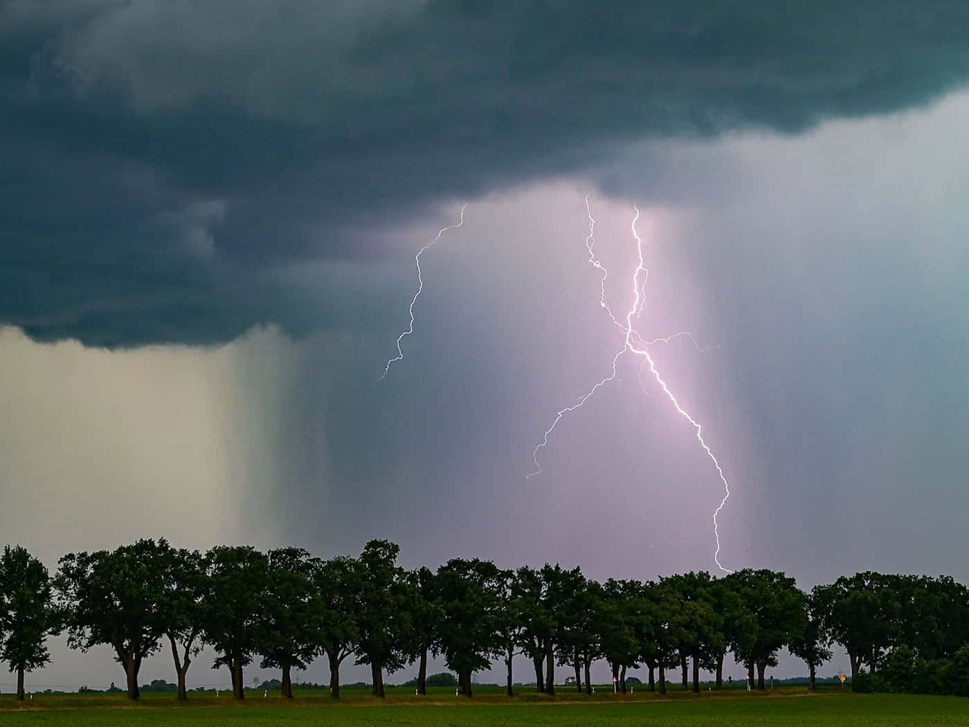 Starkregen, Hagel und Überschwemmungen haben im vergangenen Jahr deutlich weniger Schäden in Brandenburg angerichtet. (Archivbild) / Foto: Patrick Pleul/dpa