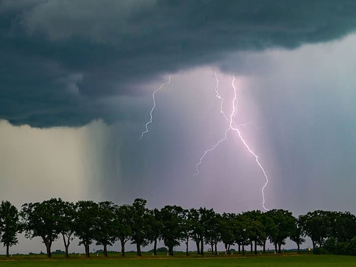 Starkregen, Hagel und Überschwemmungen haben im vergangenen Jahr deutlich weniger Schäden in Brandenburg angerichtet. (Archivbild) / Foto: Patrick Pleul/dpa