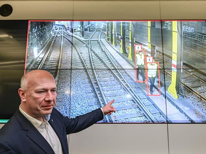 Neue Video-Technik soll die Überwachung nicht-öffentlicher Bereiche bei der BVG verbessern. / Foto: Jens Kalaene/dpa