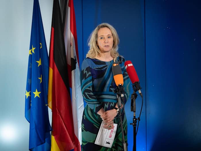 Sie gehe diesen Schritt aus Verantwortung gegenüber der Stadt Berlin und ihren Bürgern, sagte Wedl-Wilson am Freitag. / Foto: Soeren Stache/dpa