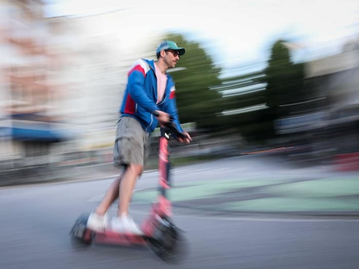 In Berlin ist es wieder zu einem schweren Unfall von Minderjährigen auf einem E-Roller gekommen. (Symbolbild) / Foto: Christian Charisius/dpa