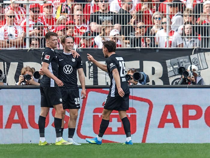 Patrick Wimmer trifft per Traumtor zum 1:0 gegen Union. / Foto: Andreas Gora/dpa