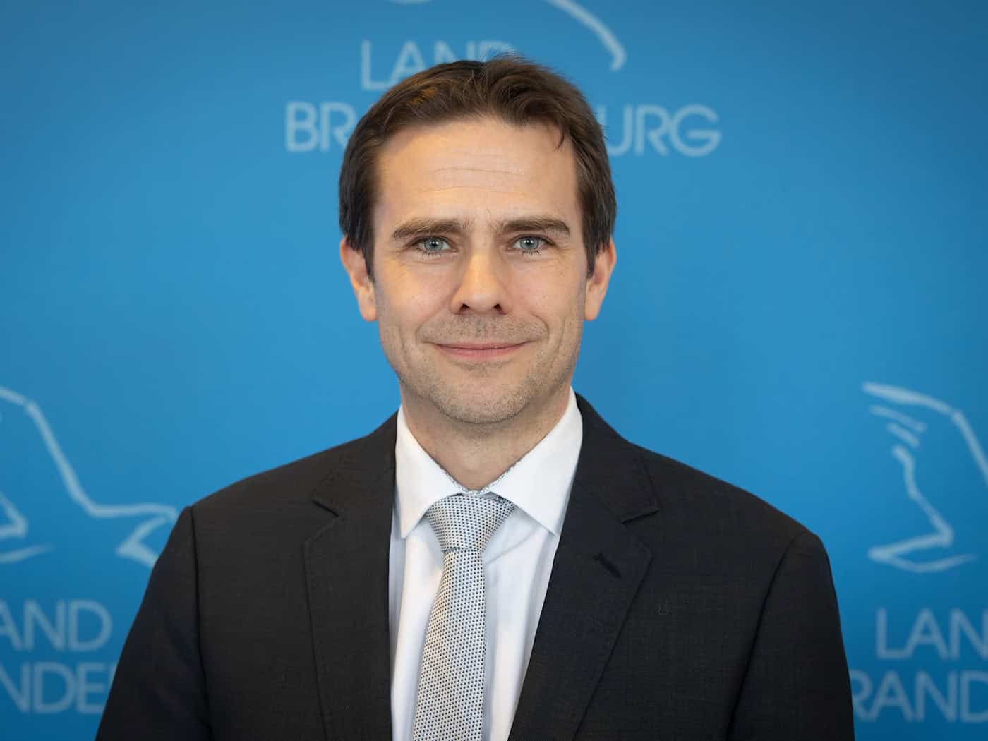 Der Wirtschafts-Staatssekretär Markus Niggemann fällt wegen einer Erkrankung längerfristig aus. (Archivbild)  / Foto: Soeren Stache/dpa