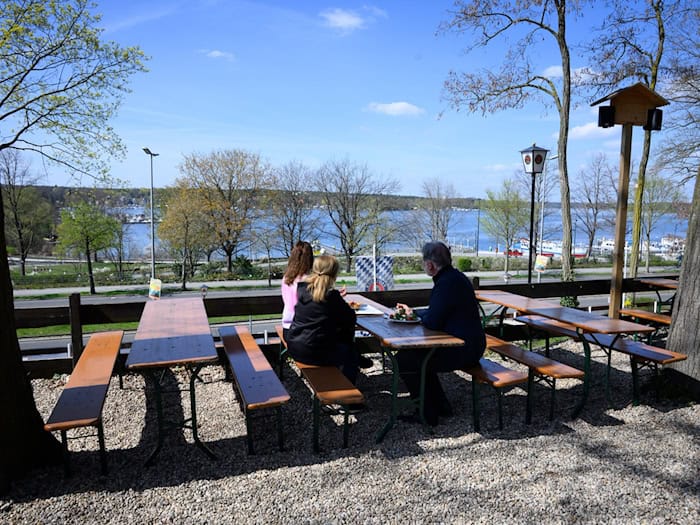 Neben dem eigenen Garten und Balkon sind bei schönem Wetter auch Biergärten beliebte Ziele, um die Sonne zu genießen. / Foto: Bernd von Jutrczenka/dpa