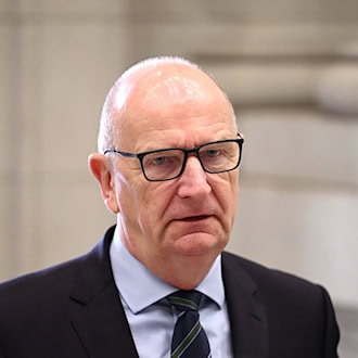 Im Beisein von Brandenburgs Ministerpräsident Dietmar Woidke (SPD) ist ein Gedenkort für die Verbrennung von Büchern in Luckenwalde während der Nazi-Zeit enthüllt worden. (Archivbild) / Foto: Soeren Stache/dpa