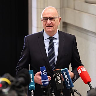 Dietmar Woidke will erneuerbare Energie aus Brandenburg auch stärker in Brandenburg nutzen. (Archivbild) / Foto: Soeren Stache/dpa