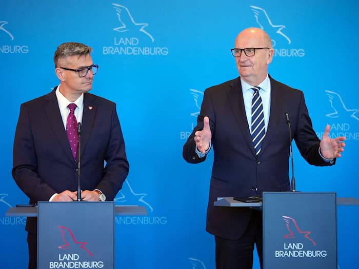 Brandenburgs Ministerpräsident Dietmar Woidke (SPD) dringt beim Besuch des neuen Marschalls der Woiwodschaft Lubuskie auf einen Ausbau der Ostbahn nach Polen.  / Foto: Soeren Stache/dpa