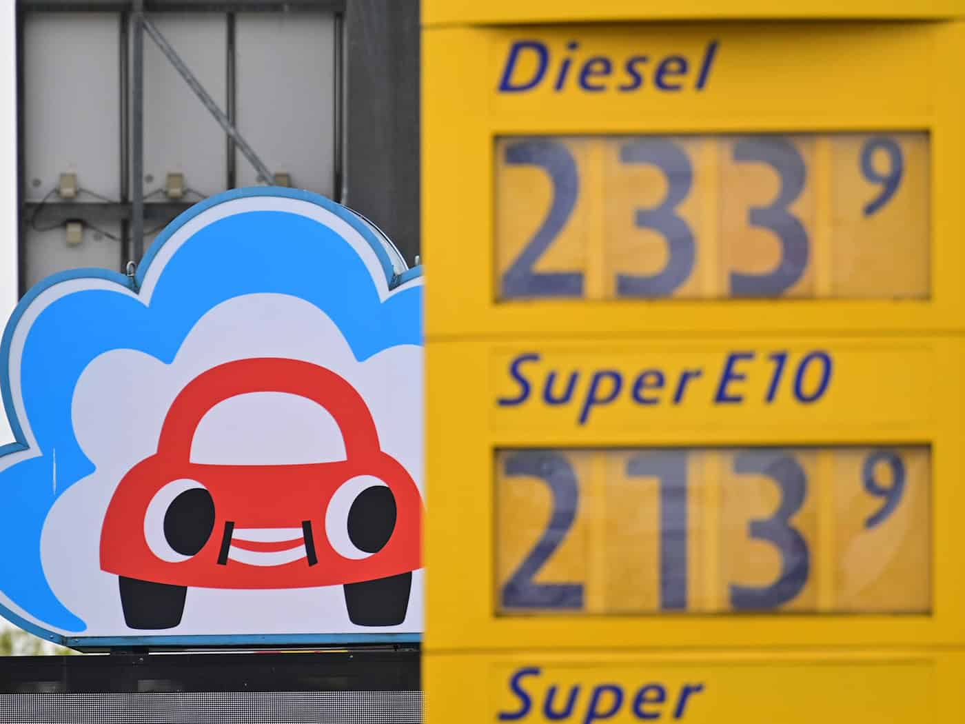 Wie entwickeln sich die Spritpreise nach dem starken Anstieg mit Beginn des Iran-Krieges? Die Bundesregierung hat Entlastungen vereinbart. (Symbolbild)  / Foto: Sebastian Gollnow/dpa