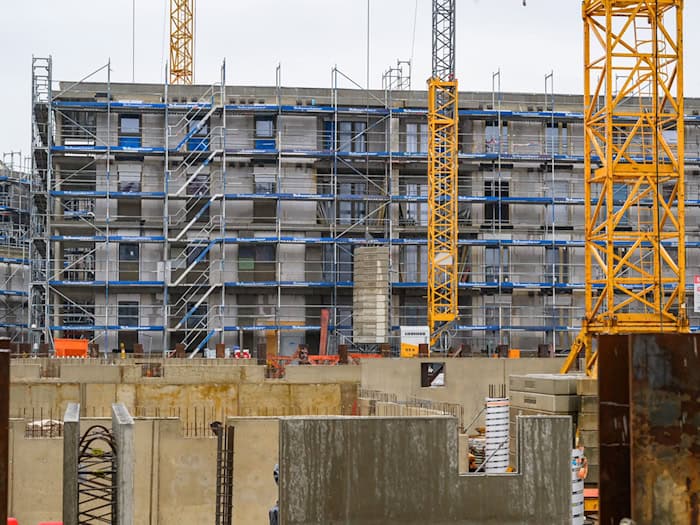 Erstmals seit acht Jahren ist die Zahl der Wohnungsbaugenehmigungen in Berlin wieder gestiegen. (Archivbild) / Foto: Patrick Pleul/dpa