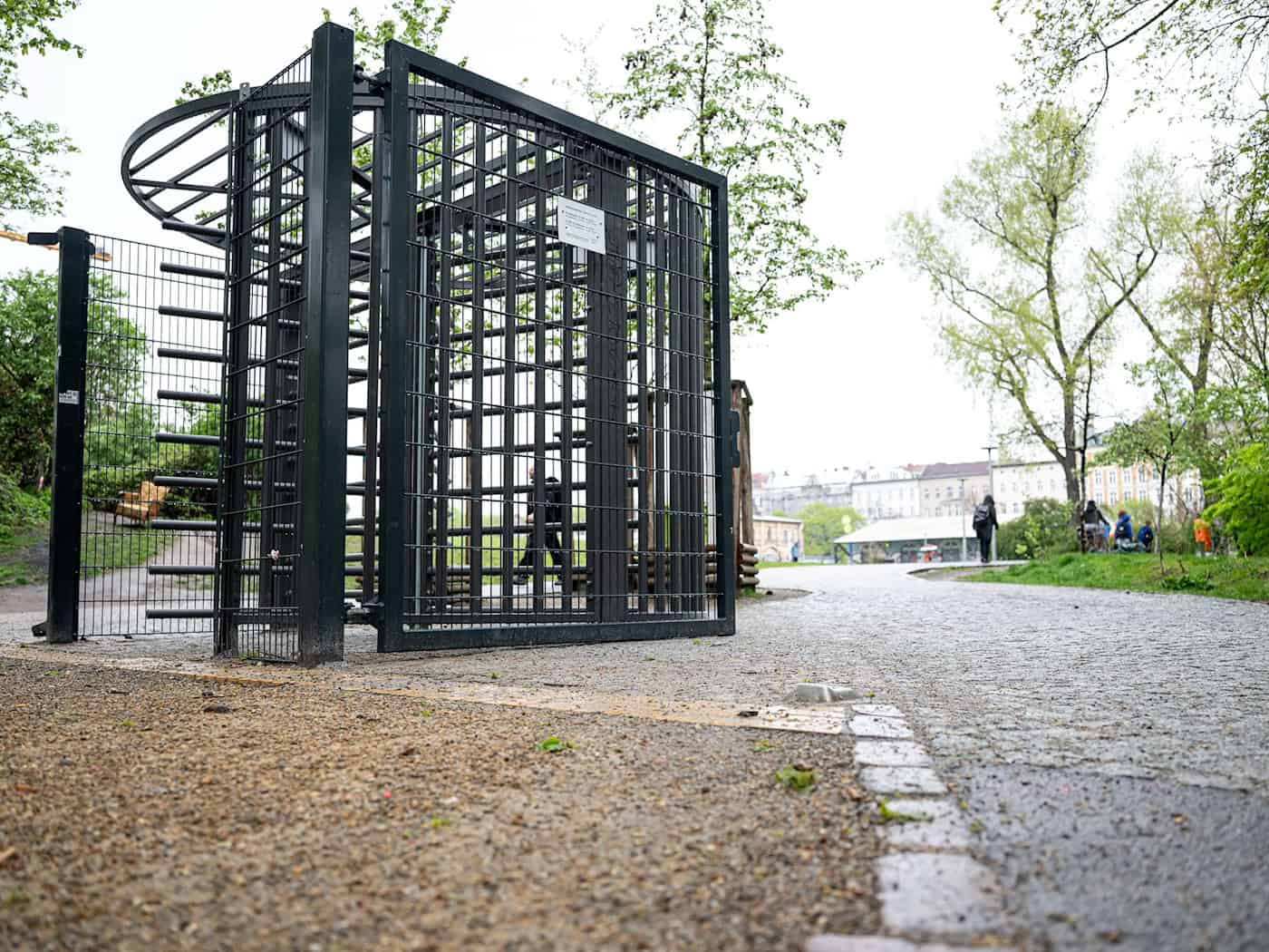 Viele Menschen kritisieren die Tore, die für Sicherheit sorgen sollen. (Archivbild) / Foto: Fabian Sommer/dpa
