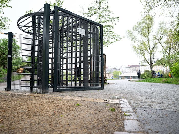 Viele Menschen kritisieren die Tore, die für Sicherheit sorgen sollen. (Archivbild) / Foto: Fabian Sommer/dpa