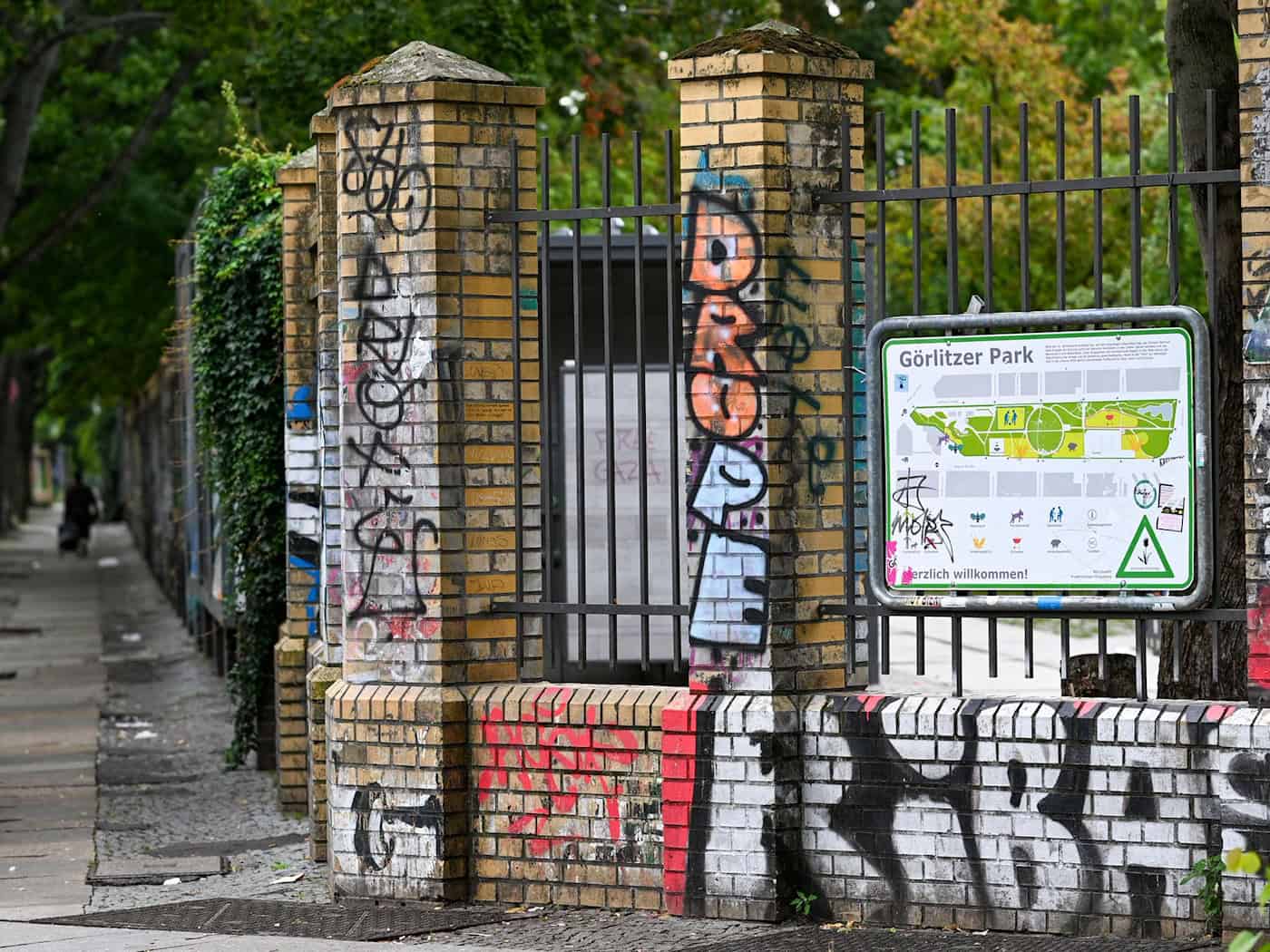 Seit Anfang März wird der Görlitzer Park jeden Abend um 22.00 Uhr geschlossen. (Archivbild) / Foto: Jens Kalaene/dpa