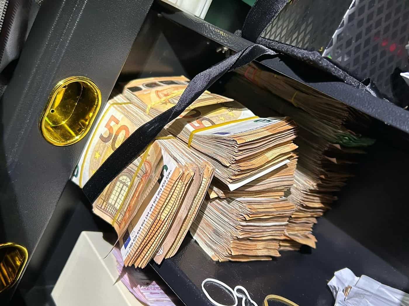 Bei einem Einsatz gegen Schwarzarbeit haben Ermittler auch größere Mengen Bargeld beschlagnahmt. / Foto: Hauptzollamt Köln/dpa