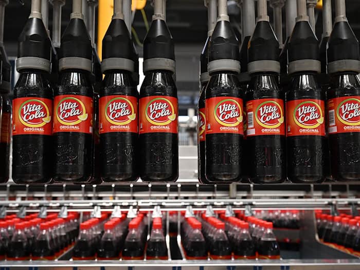 Der Absatz der traditionell gezuckerten Cola ging leicht zurück. (Archivbild) / Foto: Martin Schutt/dpa-Zentralbild/dpa