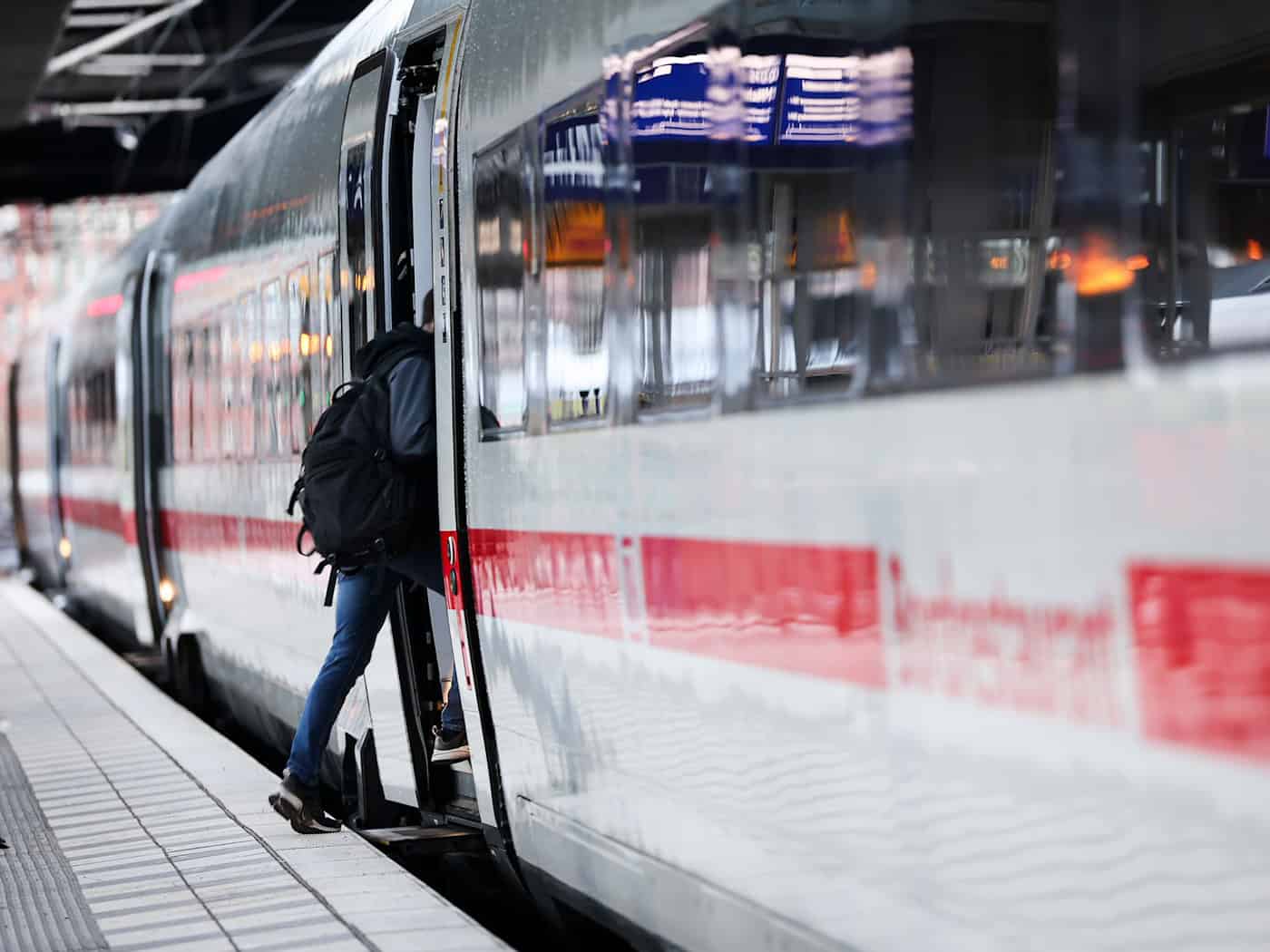 Bahnreisende müssen am Morgen mit Zugausfällen leben. (Archivbild) / Foto: Christian Charisius/dpa
