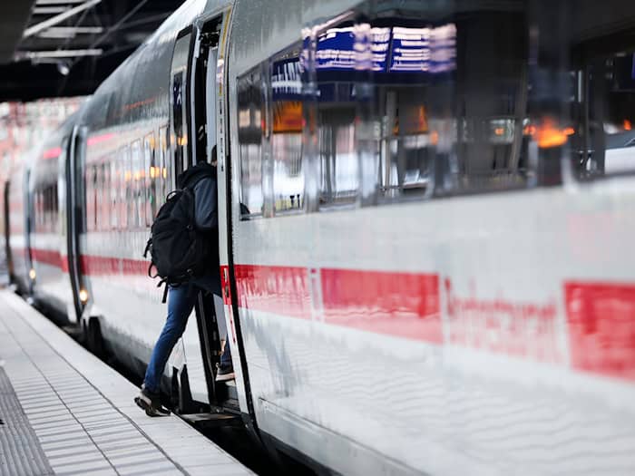 Bahnreisende müssen am Morgen mit Zugausfällen leben. (Archivbild) / Foto: Christian Charisius/dpa