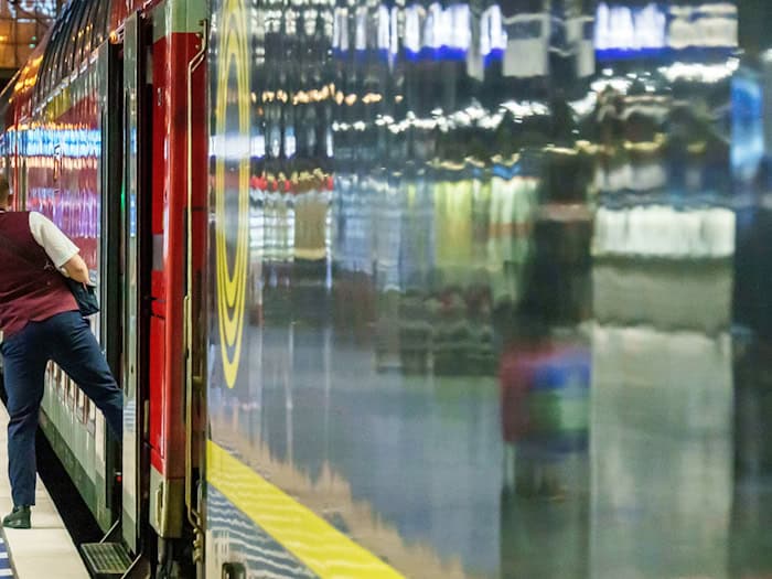 Für alle, die anpacken und in Erinnerung bleiben: Bahnmitarbeiter bekommen Auszeichnung. (Symbolbild) / Foto: Andreas Arnold/dpa