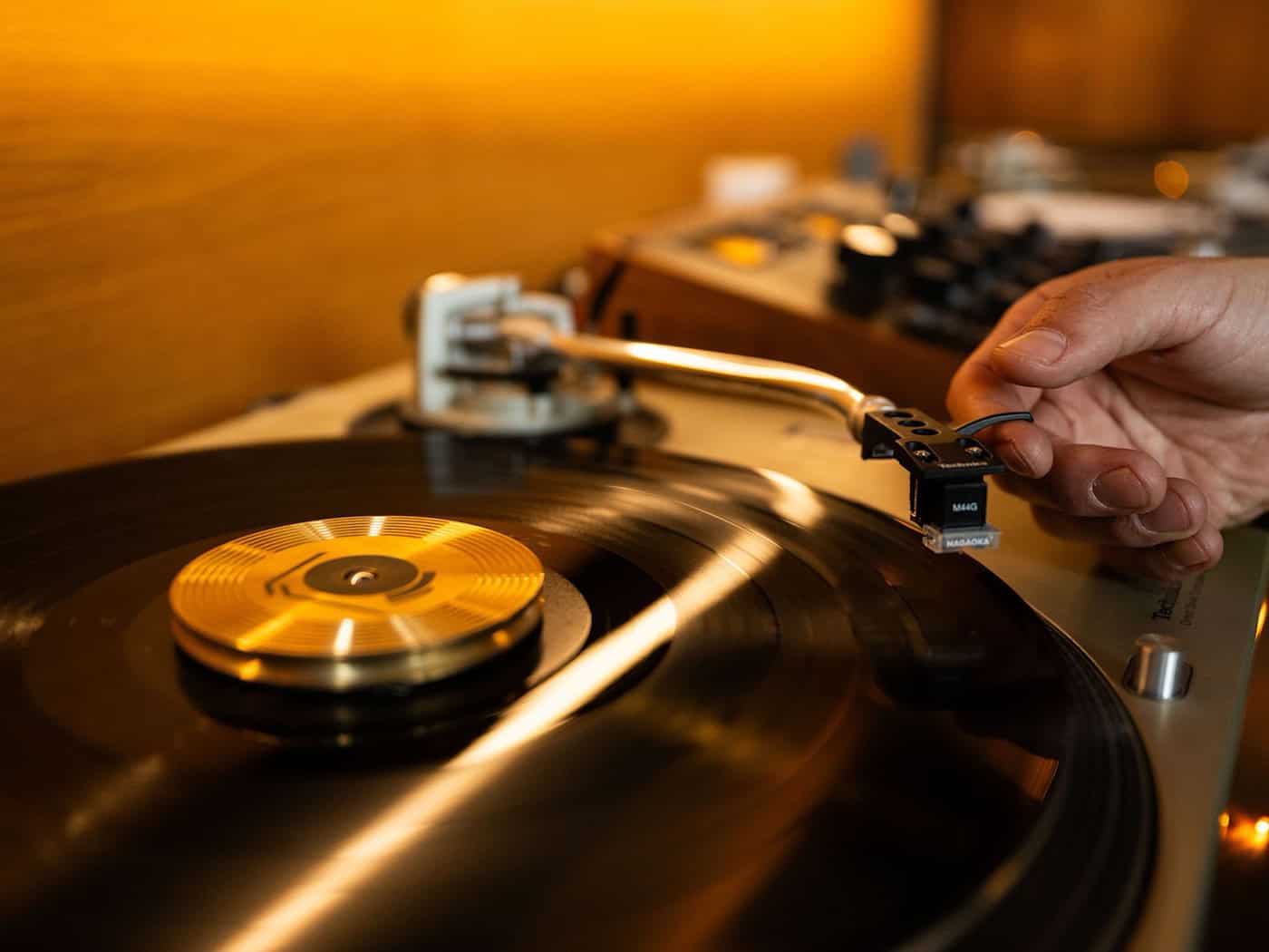 Kevin Rodriguez legt in seiner Bar eine Platte auf.  / Foto: Christophe Gateau/dpa