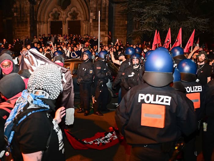 Am Abend des 1. Mai kam es zu Rangeleien zwischen Demonstranten und Polizisten.  / Foto: Sebastian Christoph Gollnow/dpa