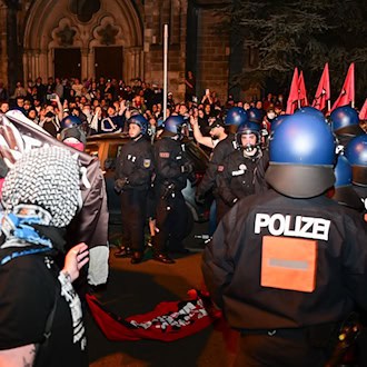 Am Abend des 1. Mai kam es zu Rangeleien zwischen Demonstranten und Polizisten.  / Foto: Sebastian Christoph Gollnow/dpa